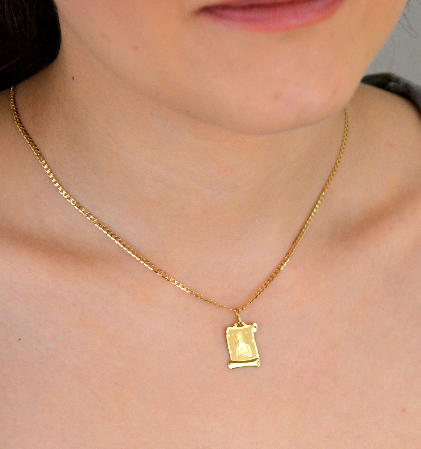 Zawieszka znak zodiaku Panna w kształcie zwoju papirusu. Całość została wykonana ze złota 585,.jpg